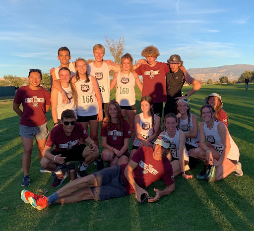  El equipo de Cross Country se reúne para una foto después de su carrera