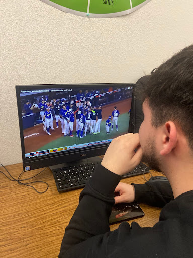 Estudiante de Palisade mira el juego de Beisbol