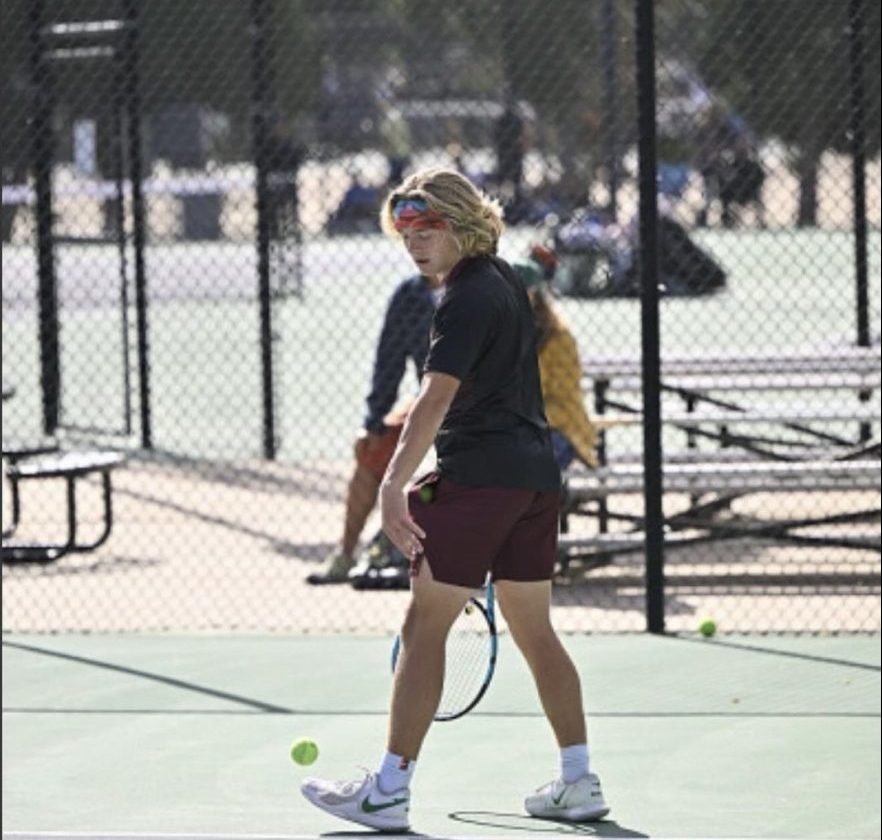 Andrew Kischenmann jugando al tenis. Foto proporcionada por Andrew Kirschenmann