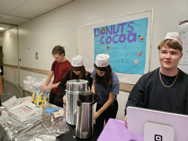 FBLA vendiendo donas y chocolate caliente antes del comienzio de clases. 
Foto proporcionada por las Sr. Wright