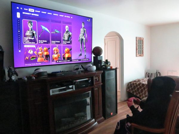 Palisade student playing the new Fortnite update