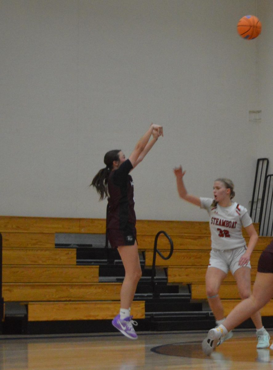 Imari Bosshardt shooting the basketball.